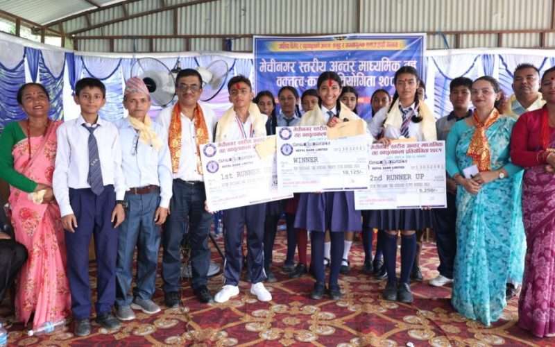 मेचीनगर स्तरीय अन्तर मावि वक्तृत्वकला प्रतियोगितामा प्रथम बनिन् धुलाबारी माविकी दिब्या राया