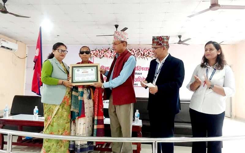 स्वास्थ्य स्वयमसेविका तेजमणी मेचेलाई एक लाखसहित दिर्घ सेवा सम्मान