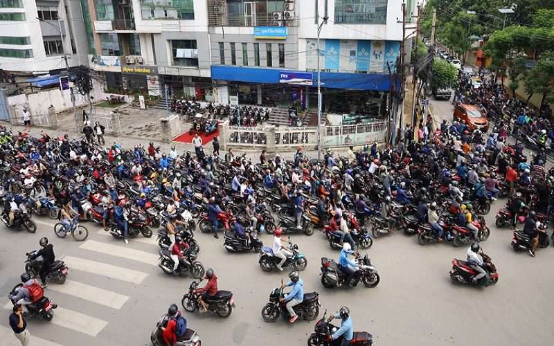 चालकको हड्तालका कारण काठमाडौँका निजी पेट्रोल पम्प बन्द, सरकारीमा भीड