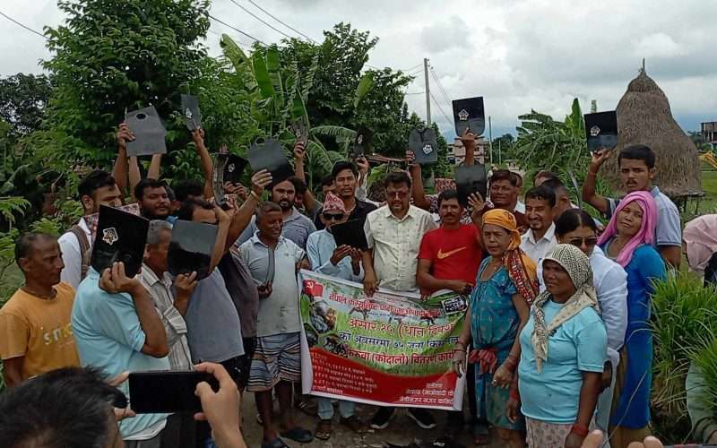 धान दिवसमा माओवादी केन्द्रद्वारा १२५ जना कृषकलाई फरुवा बितरण