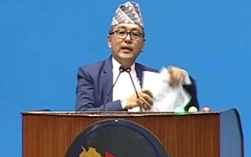 राजेन्द्र लिङ्देनले रोष्ट्रममै च्याते बजेट पुस्तिका