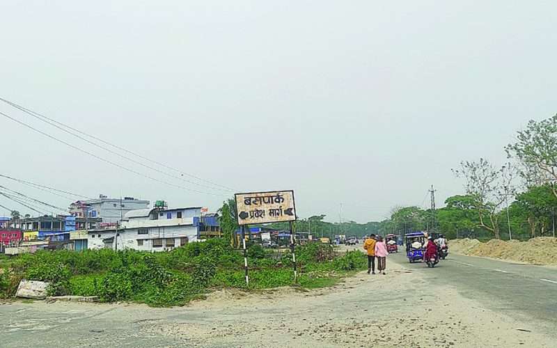 बिर्तामोड बसपार्कको जग्गामा मालपोतको ‘अघोषित’ प्रतिबन्ध