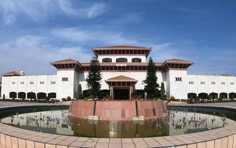 आइतबारका लागि निर्धारित प्रतिनिधिसभाको बैठक सोमबारलाई सारिएको छ।  विशेष कारणले पूर्वनिर्धारित समयमा बैठक बस्न नसक्ने भएकाले सोमबार १ बजेलाई बैठक बाेलाइएकाे संसद सचिवालयले जनाएको छ। यसअघि आइतबार अपराह्न ३ बजेका लागि बैठक तय भएको थियो।