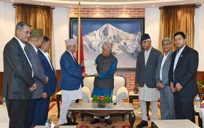 प्रधानमन्त्रीमा केपी ओलीको दाबी पेश