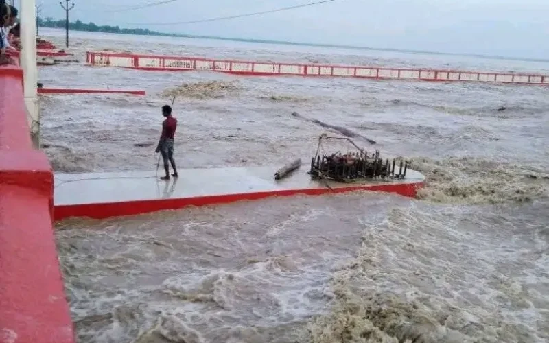 कोशी ब्यारेजमा पुल माथिबाटै बग्न थाल्यो पानी, पैदल हिँडन पनि रोक