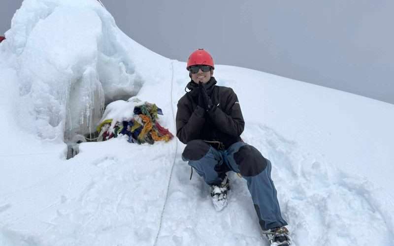 झापा मेचीनगरका जयरामले गरे आइल्याण्ड पिक हिमालको आरोहण