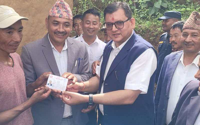 परिवार भेटेका प्रकाश मोक्तानलाई घरमै लगेर दिइयो नागरिकता