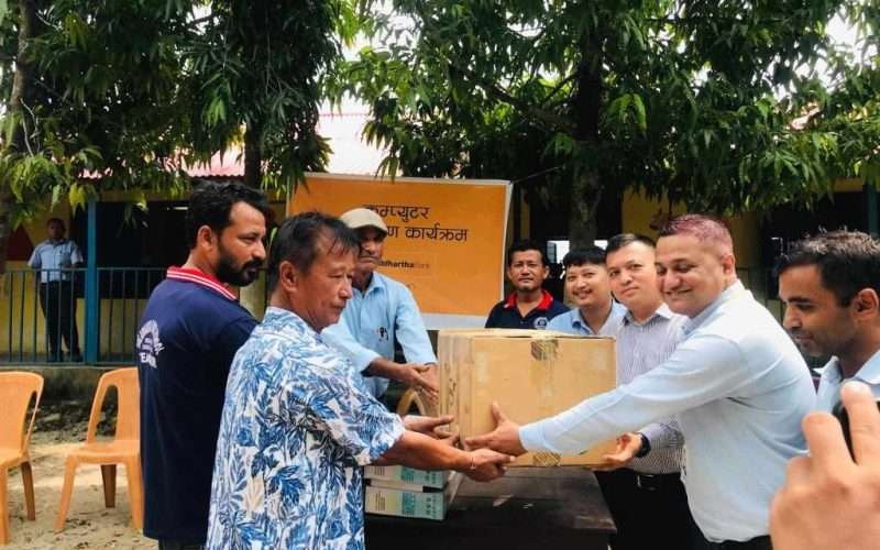 सिद्धार्थ बैंकद्वारा बलभद्र आधारभूत विद्यालयलाई कम्प्युटर हस्तान्तरण