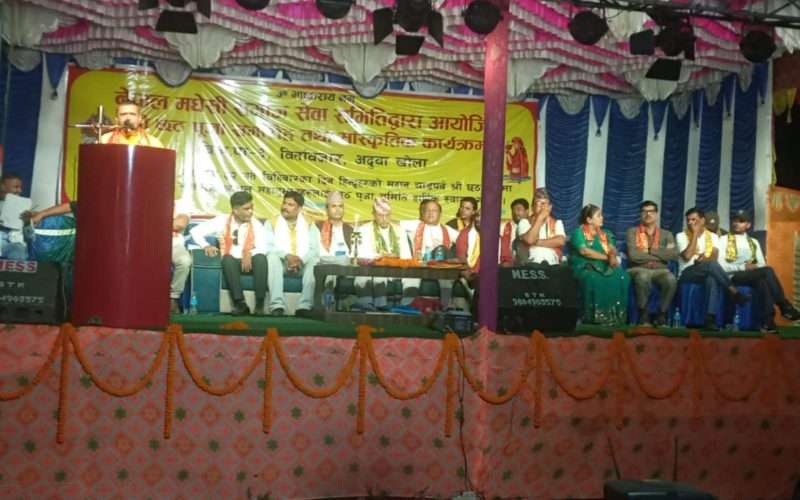 अस्ताउँदो सूर्यलाई अर्घ्य दिएर छठ पर्व मनाइँदै (तस्बिरहरू)