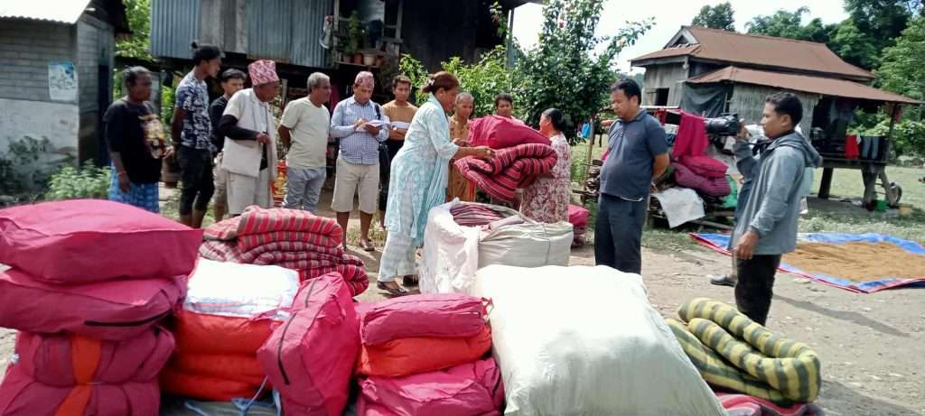 माईनगरपालिकाको चेप्टीमा बाढीपीडितलाई राहात वितरण