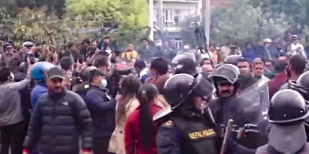 ओली पक्राउविरुद्ध एमालेको देशव्यापी प्रदर्शन