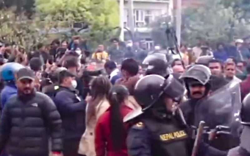 ओली पक्राउविरुद्ध एमालेको देशव्यापी प्रदर्शन