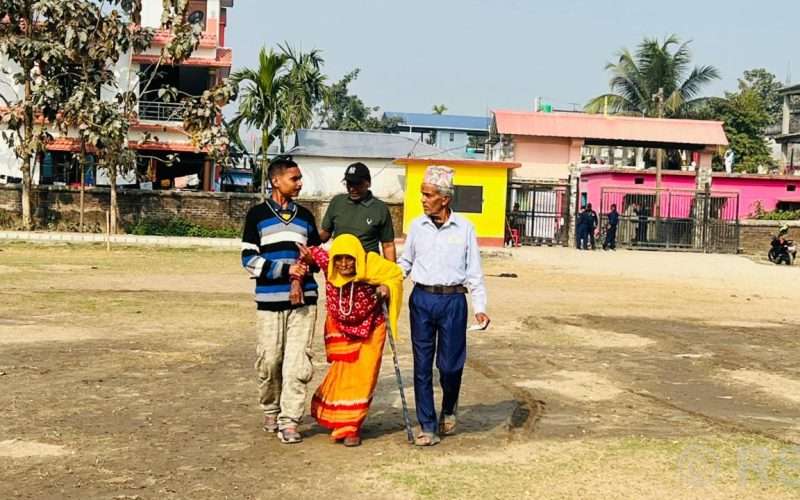 मेचीनगरमा १०४ बर्षीय बृद्धाद्वारा मतदान