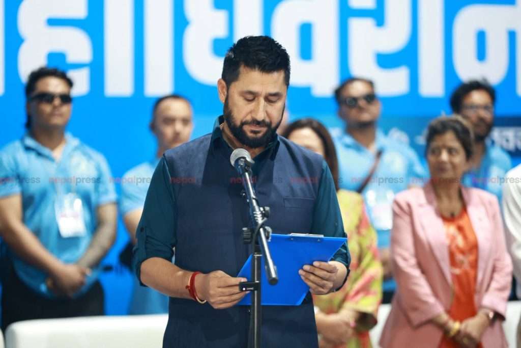 रास्वपा सभापति रवि लामिछानेले लिए शपथ