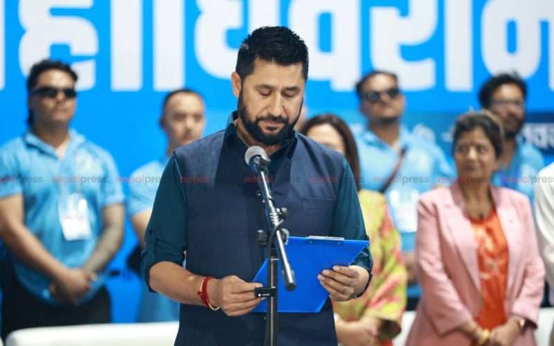 रास्वपा सभापति रवि लामिछानेले लिए शपथ