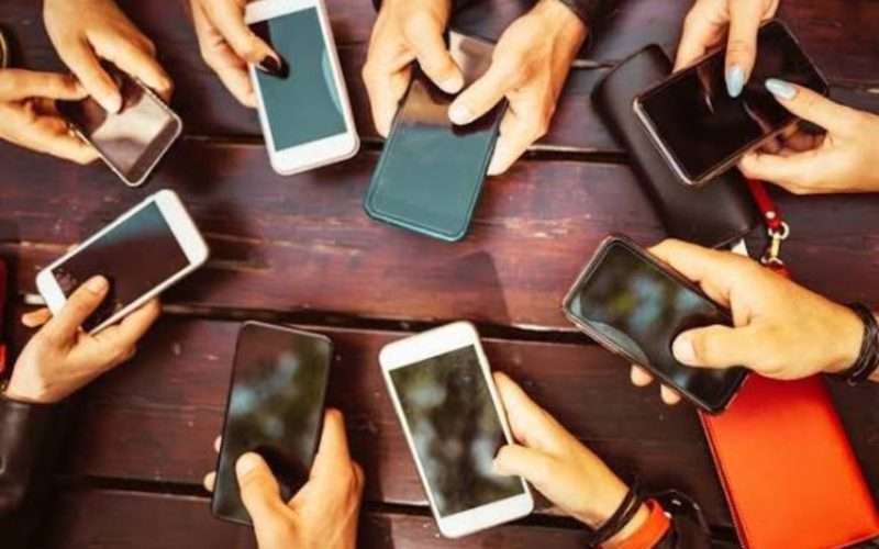 हाम्रा नानीबाबुहरू र मोबाइलको लत: समयमै सोचौँ !