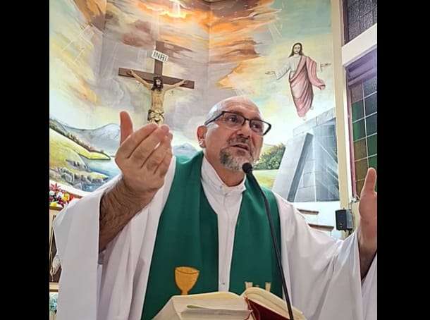 इक्वेडरमा ६३ वर्षीया पादरीको ‘मास’ (प्रार्थना सभा) को समयमा ढलेको क्रुस (Crucifix) ले लागेर मृत्यु